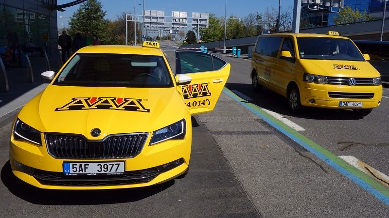 Which UK airports do AAA taxis travel to?