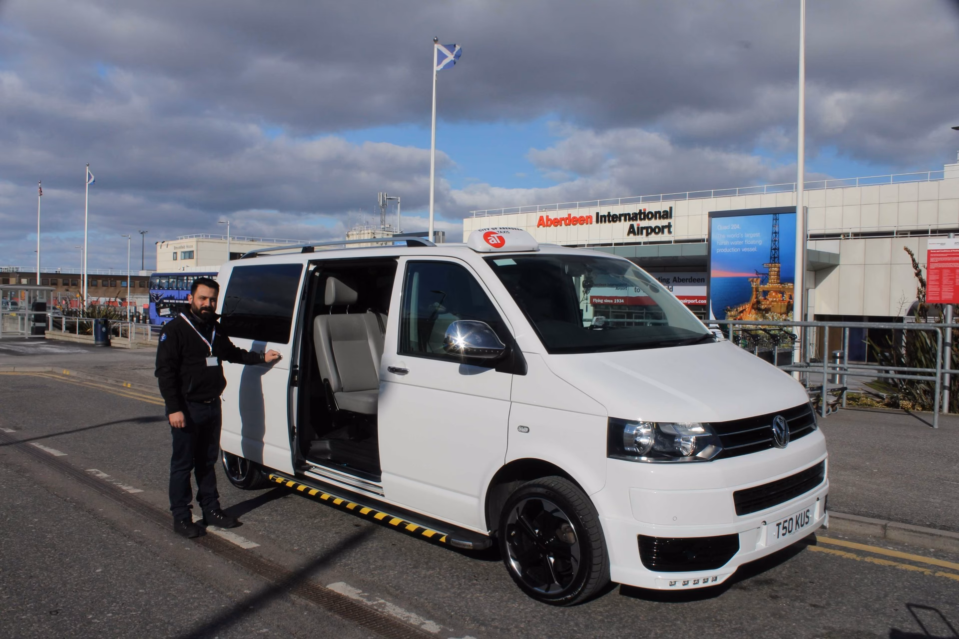 How do taxis and minicabs work in Aberdeen Airport?