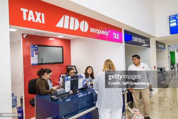 ¿Cuál es el e-mail de los taxis autorizados del aeropuerto de Mérida?