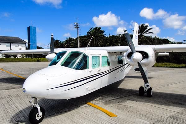 Who manages the air transfer from Salvador to Morro de so Paulo?