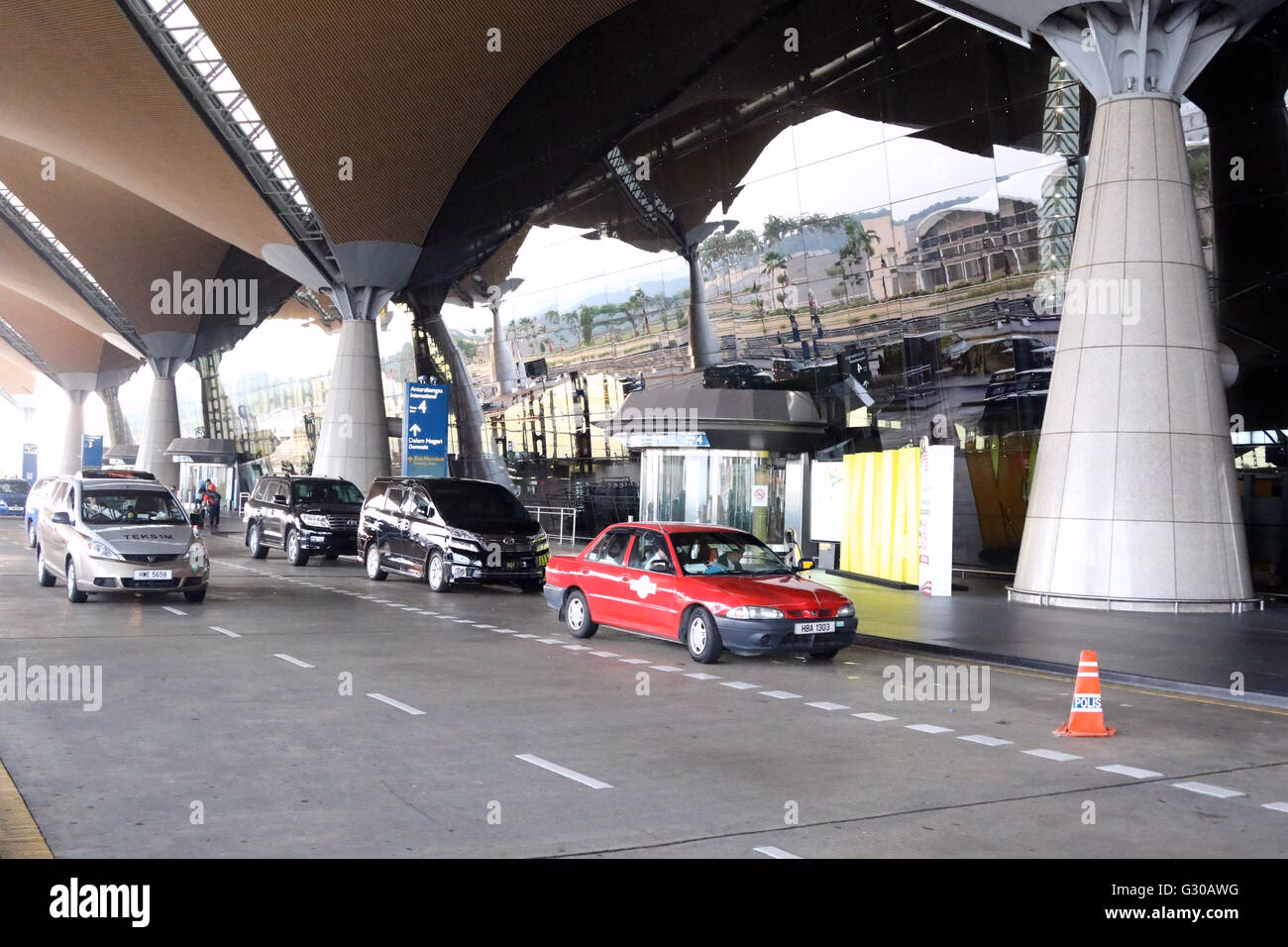 How will Manchester Airport's 'drop-off and pick-up' system work?