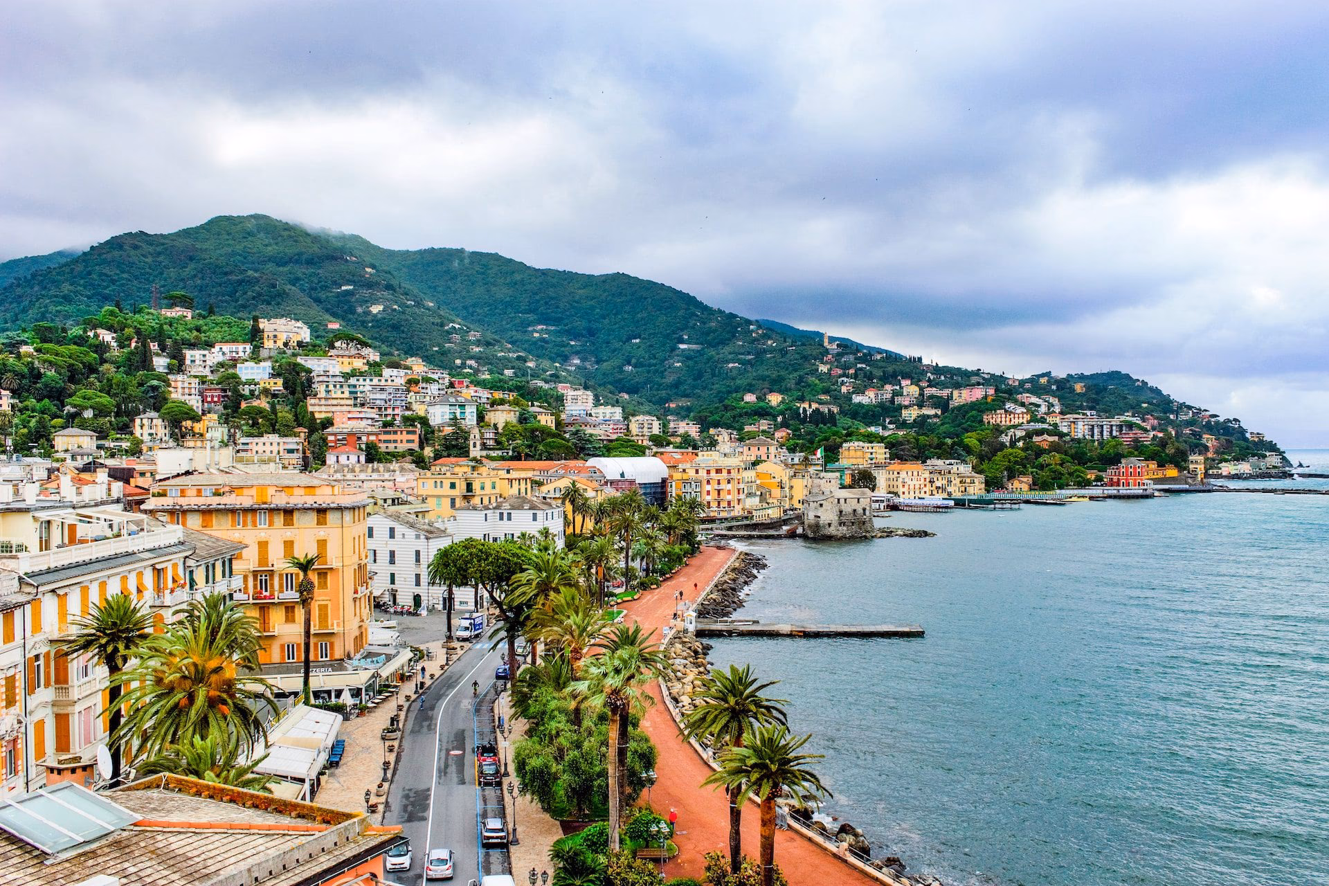 How far is Genoa from Rapallo?