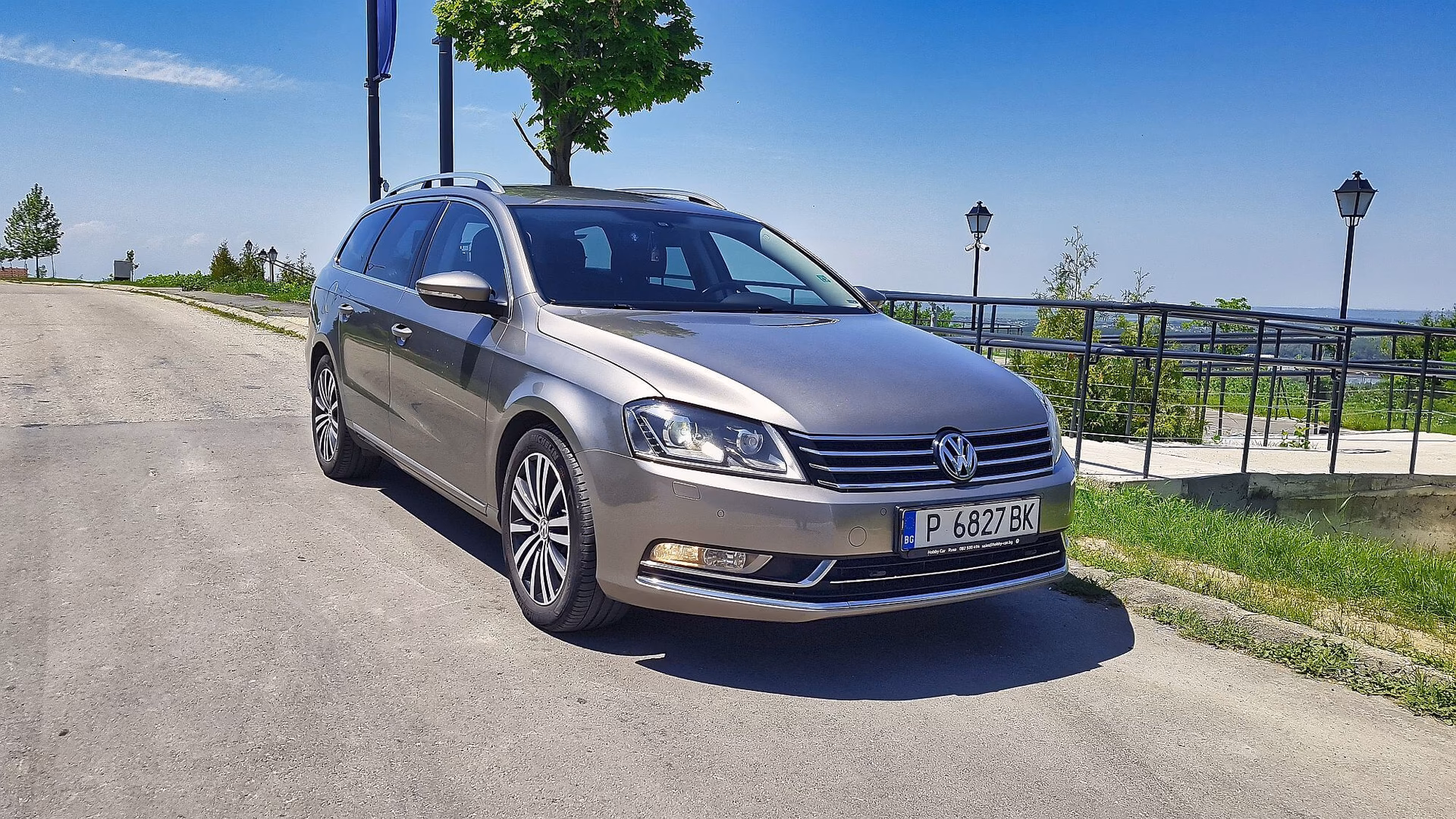 What companies run services from Varna to Albena?