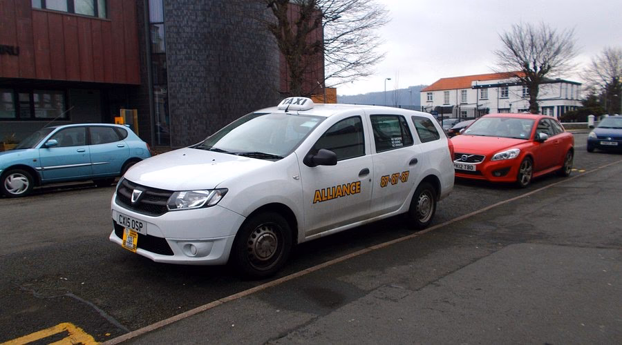 Where can I find Alliance Interlink taxis in Llandudno?