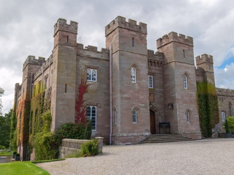 Which taxi services are available in Crieff pH7?