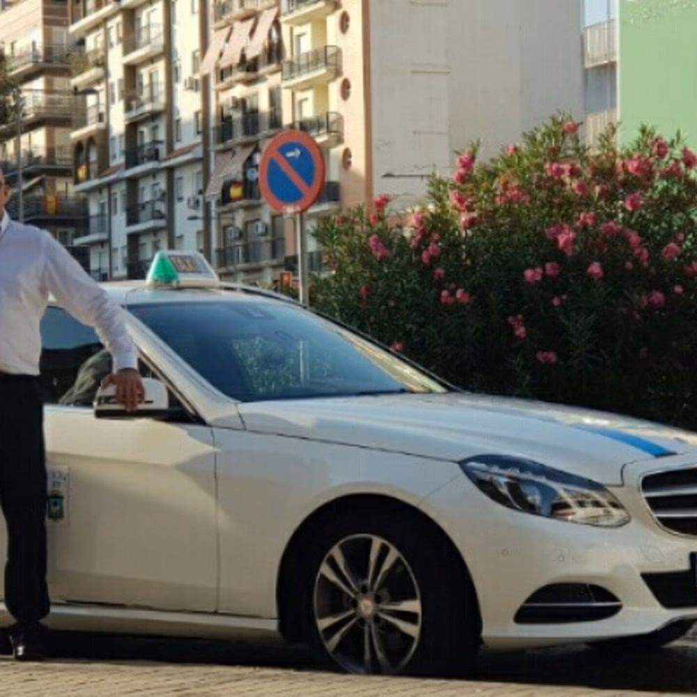 How many suitcases can a taxi hold in Almancil?