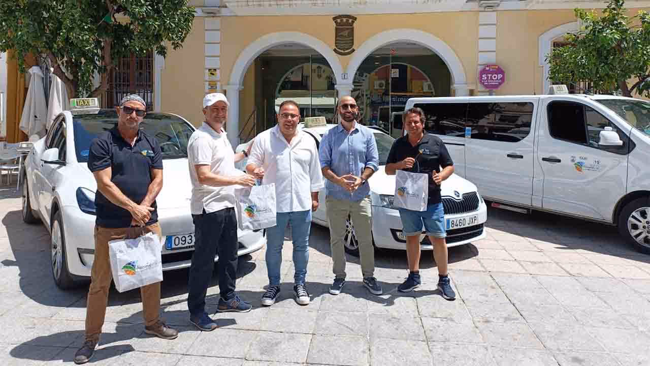 ¿Dónde hay paradas de taxis en Almuñecar?