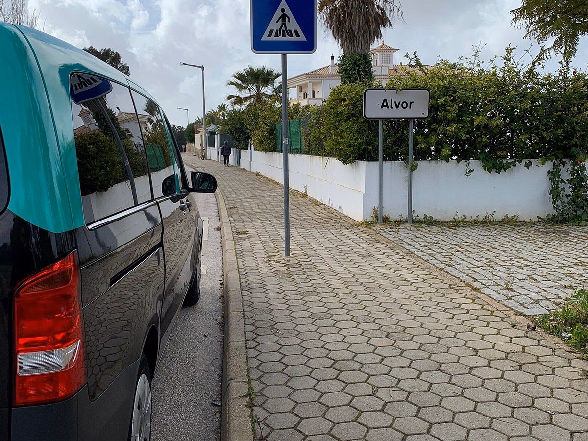 How to book a hotel in Alvor?