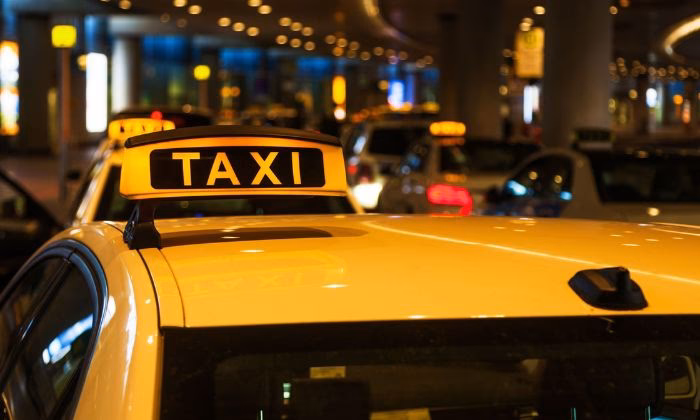 Which airports does American taxi service serve?