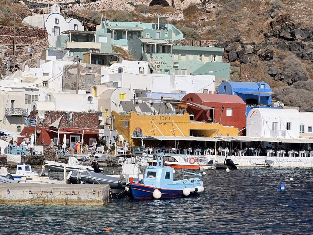 What to do in Amoudi Bay?