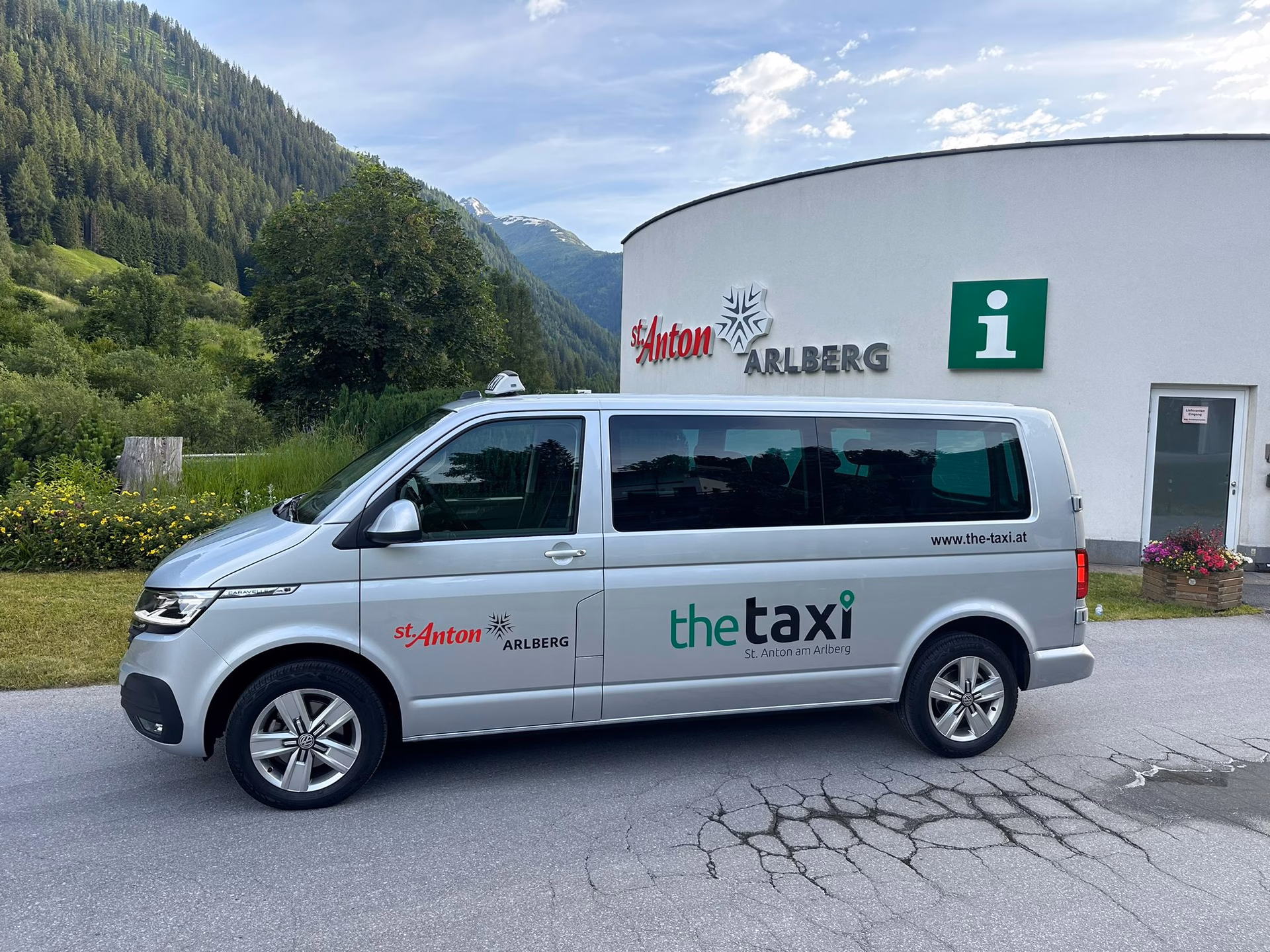 Why should you choose a taxi service from Innsbruck & Memmingen?