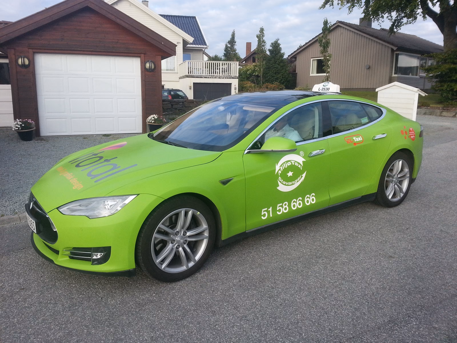 Does Elon Musk promise a fleet of self-driving taxis?