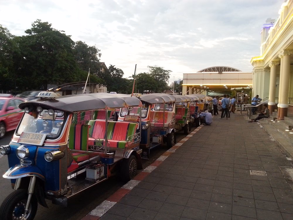 Where is Hua Lamphong train station?