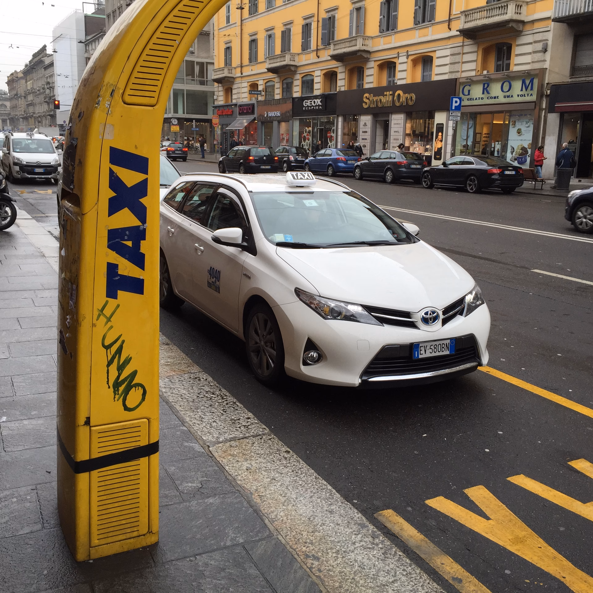 Which is better Uber or taxi in Milan?