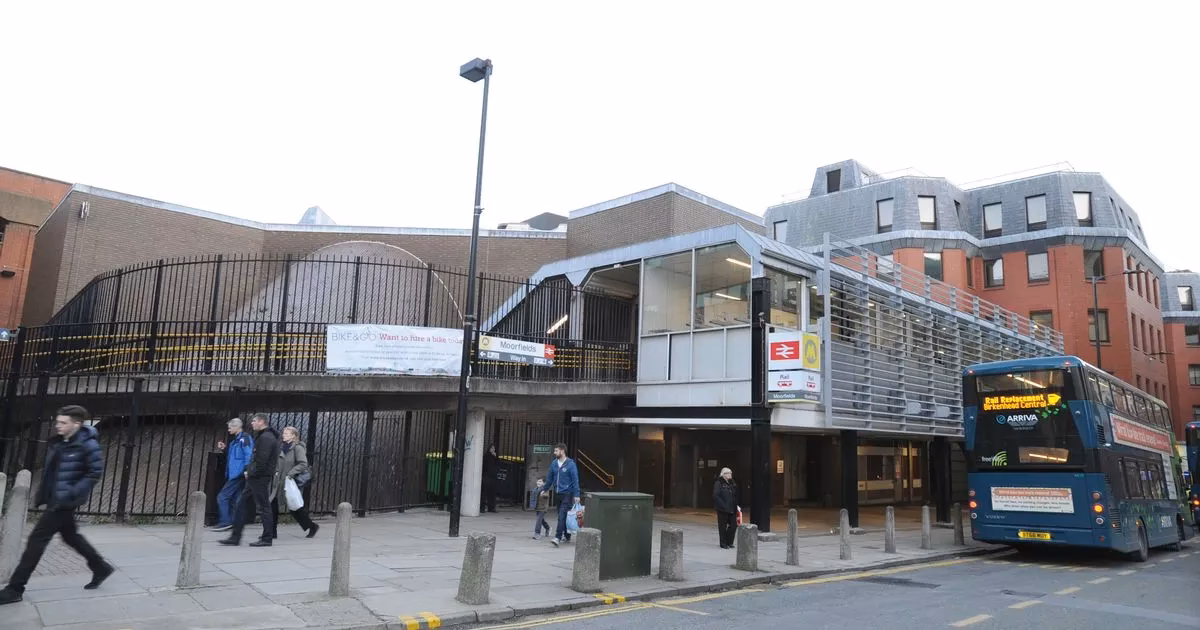 Does Moorfields have a ticket office?