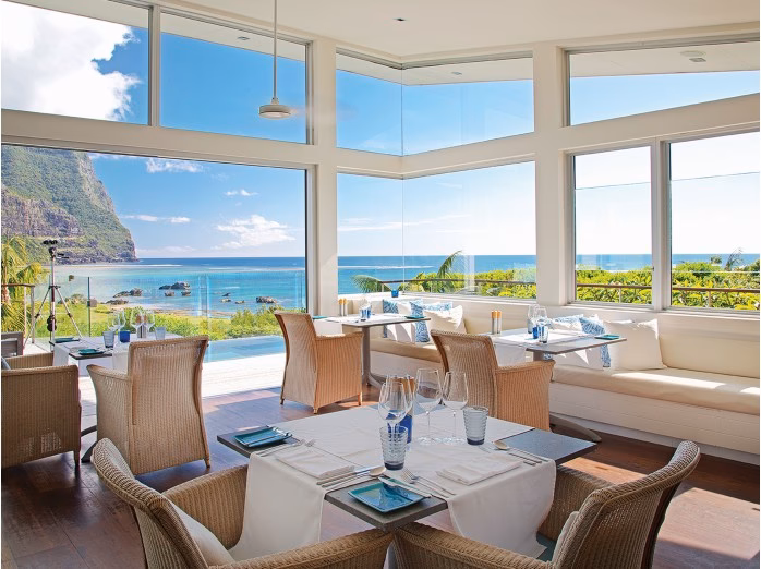 Are there any islands near Lord Howe Island?