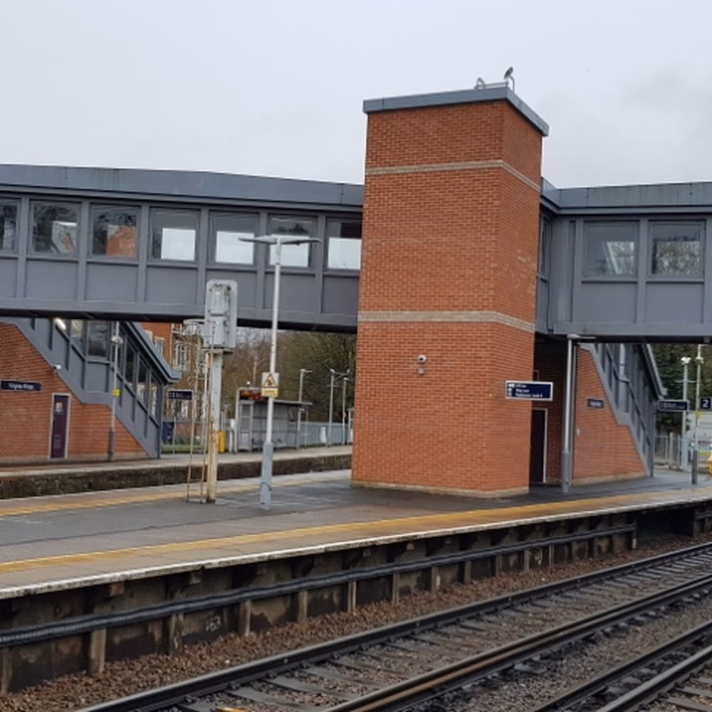 Can you pay as you go at Ashford (Surrey) station?