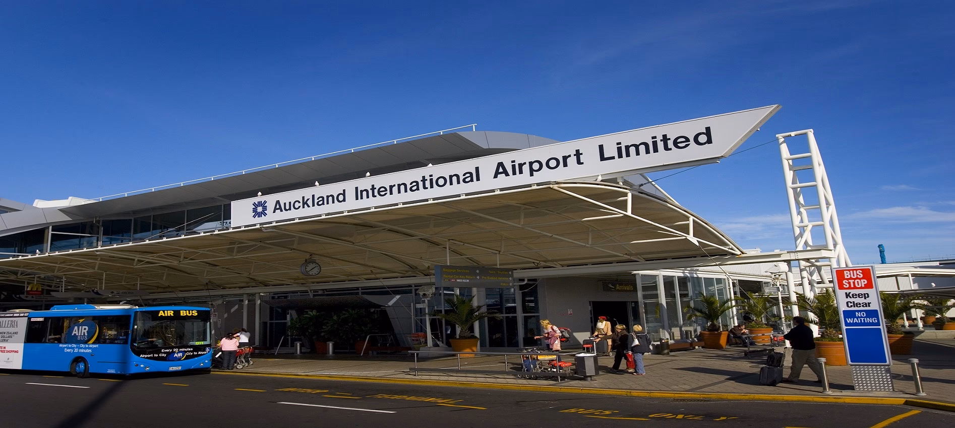 How long does it take to get from AKL to Manukau?