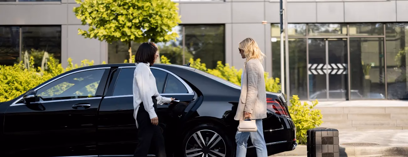 What companies run services between Norwich and Aylsham (station)?