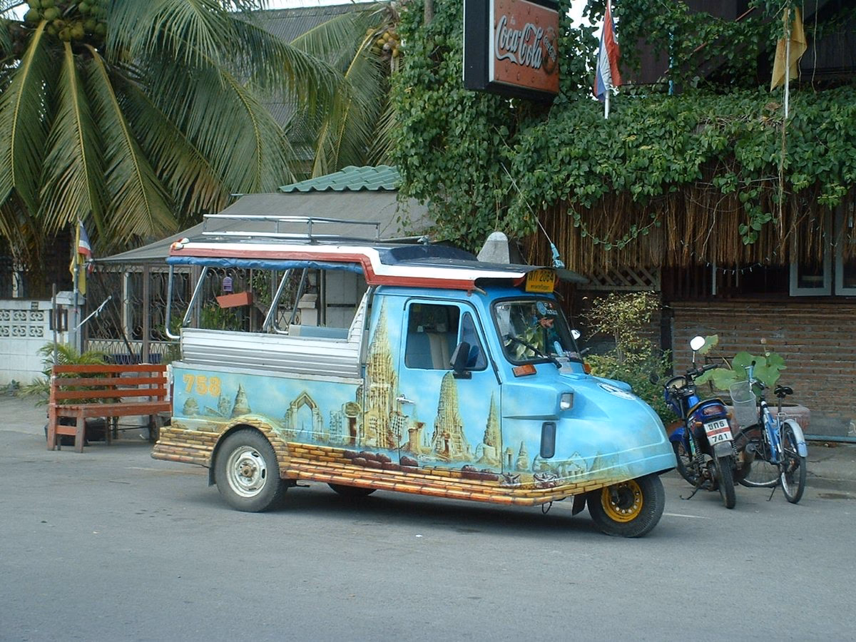 How much does a taxi cost in Ayutthaya?