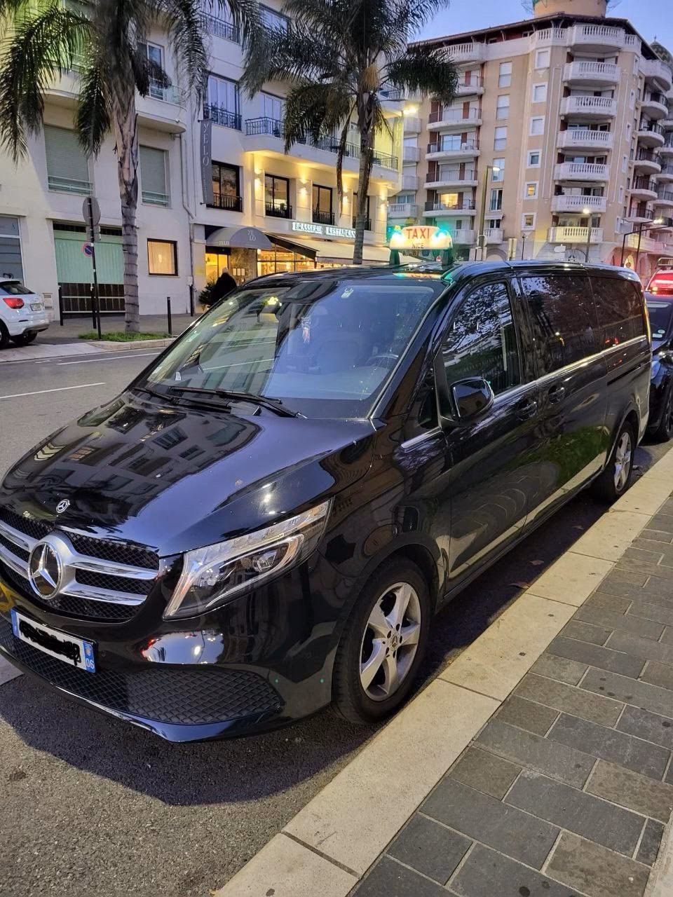 Comment fonctionne le taxi à l'aéroport de la Côte d'Azur ?