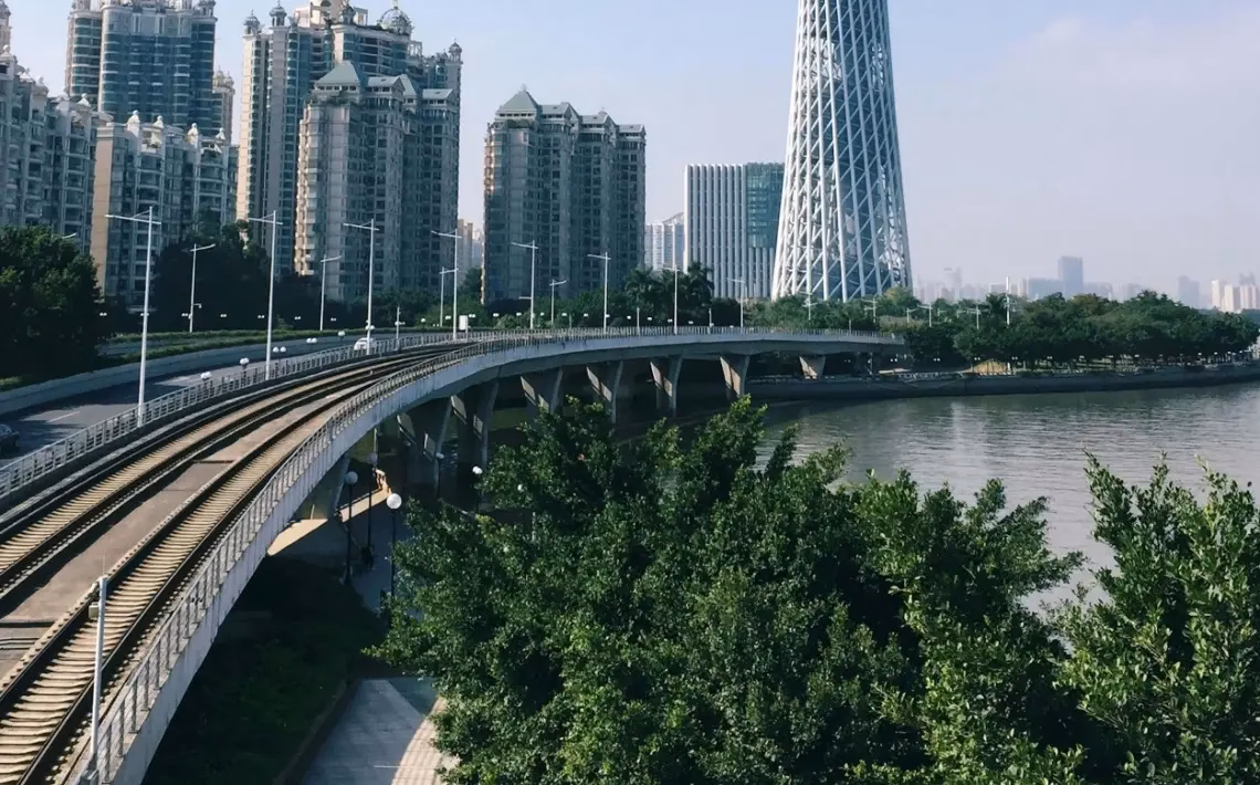 How much does a 5km ride from Guangzhou Baiyun Airport cost?