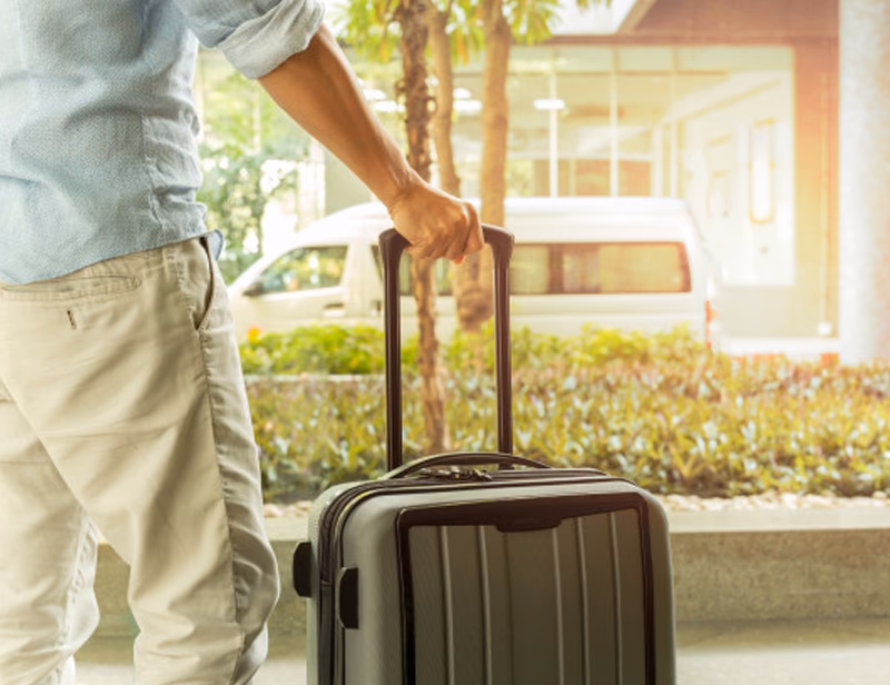 When does the last train from Balham to Gatwick Airport leave?