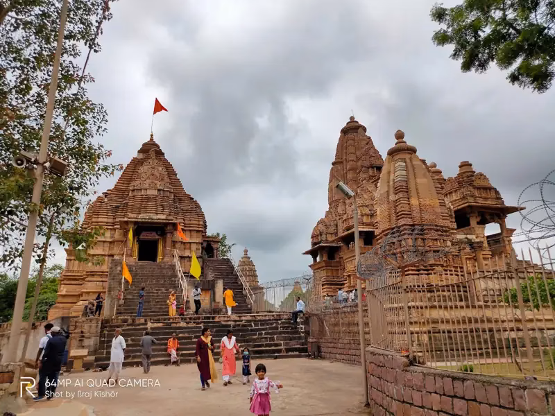 How far is Khajuraho from Bandhavgarh?