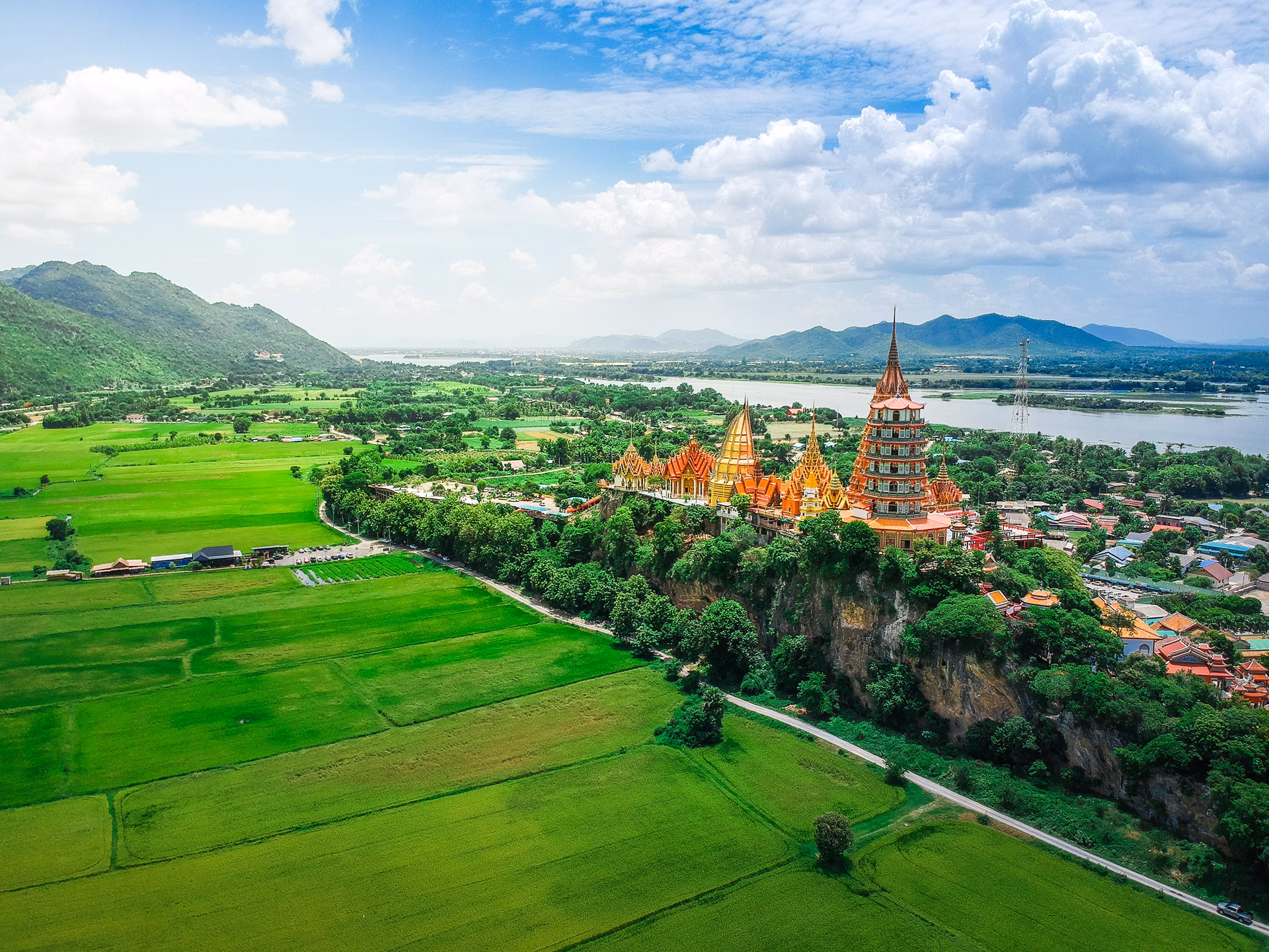 How to get from Thon Buri to Kanchanaburi?