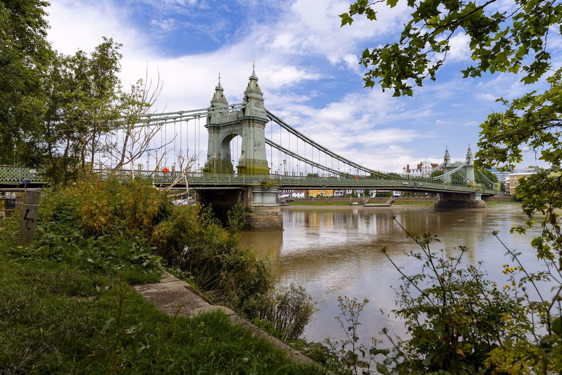 Does Barnes Bridge have a ticket office?