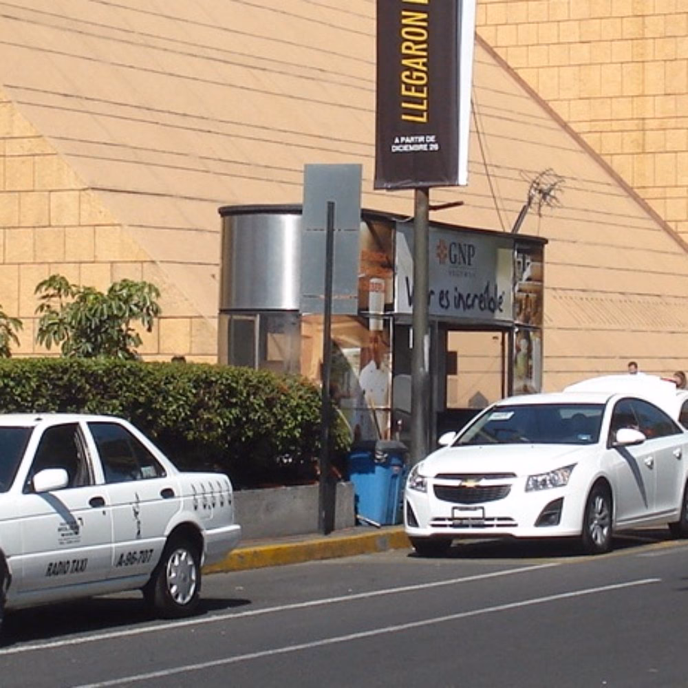 ¿Dónde se encuentran las bases de taxi en Coyoacán?