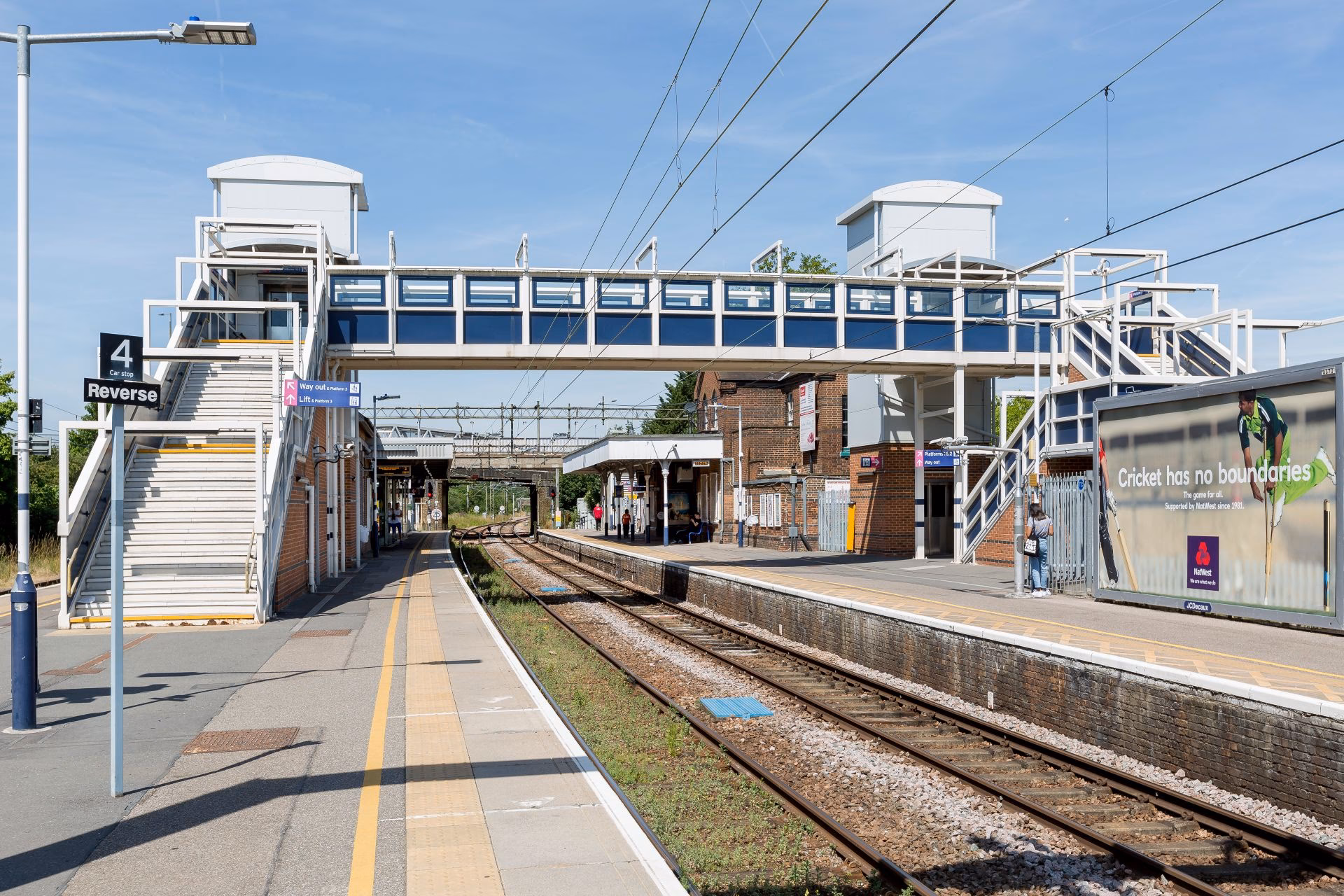 How do I get to Basildon railway station (BSO)?