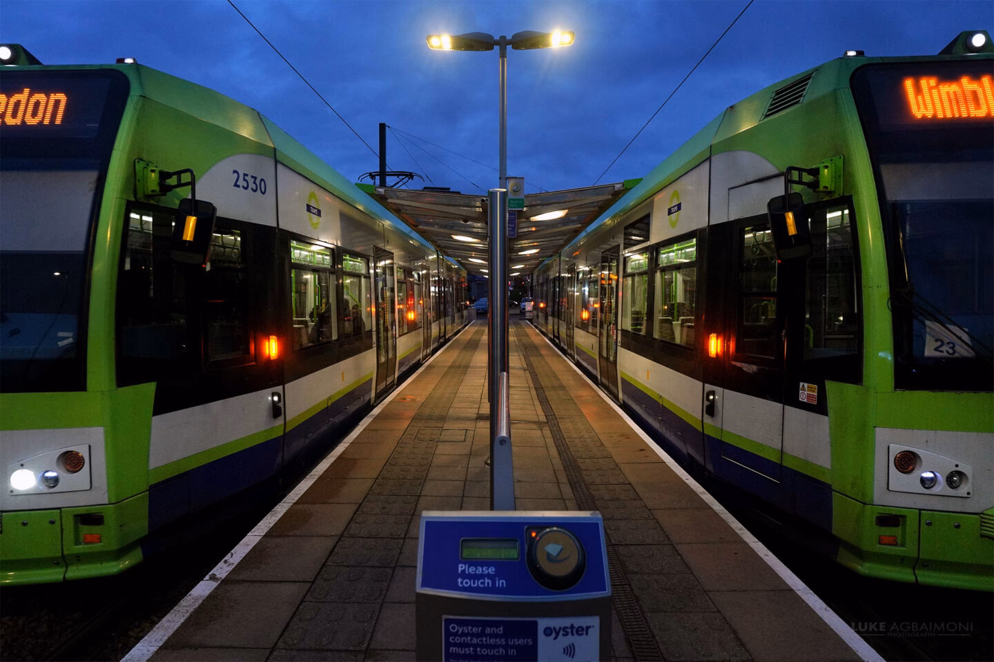 Are there seating areas at Beckenham Junction station?