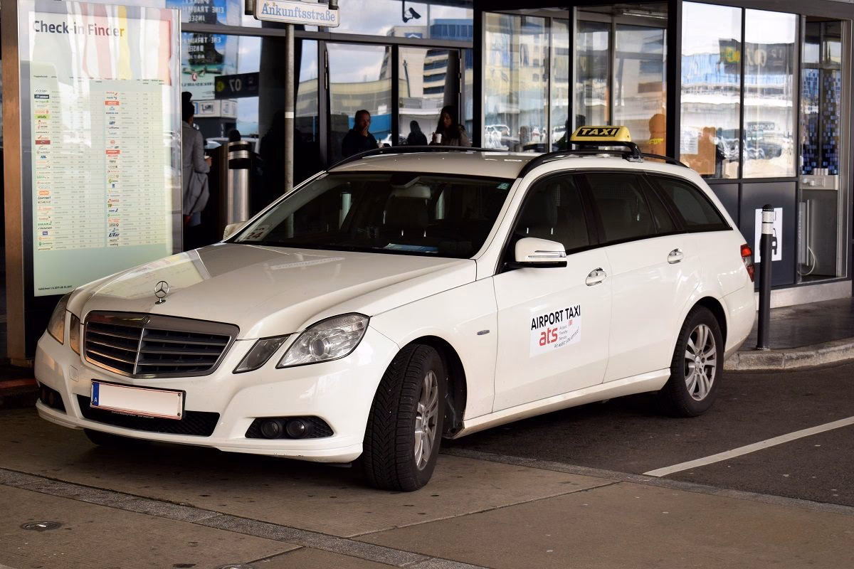 Are live updates available for Belvedere rail station?