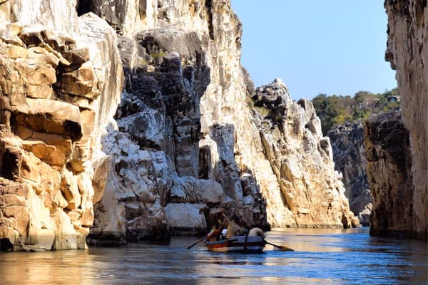 How to book a taxi from Bhopal to Jabalpur?