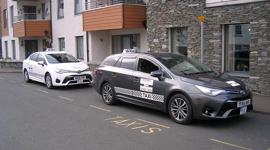 How does the taxi fare calculator work in Keswick?