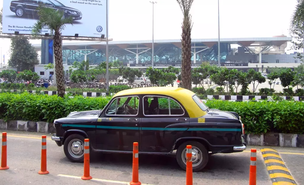 Why are cabs black and yellow in London?