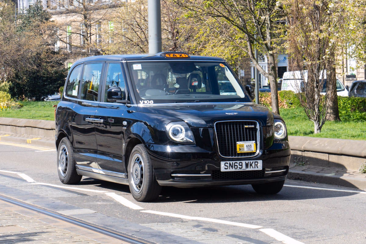 How to get around in Edinburgh by taxi?