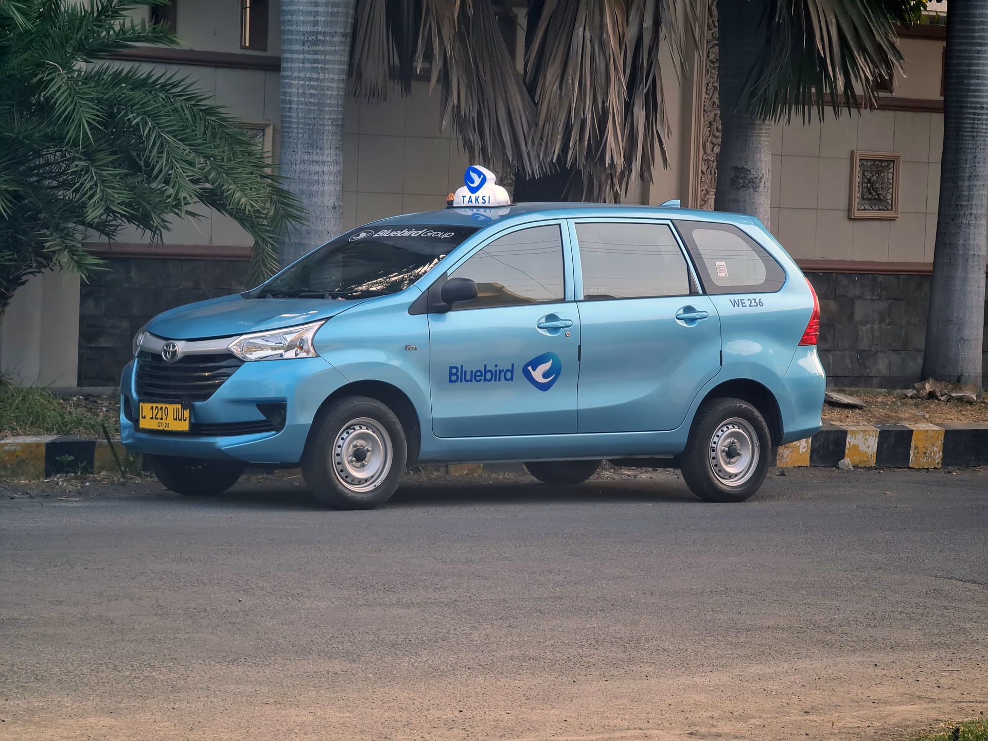 Apa itu такси Blue Bird?