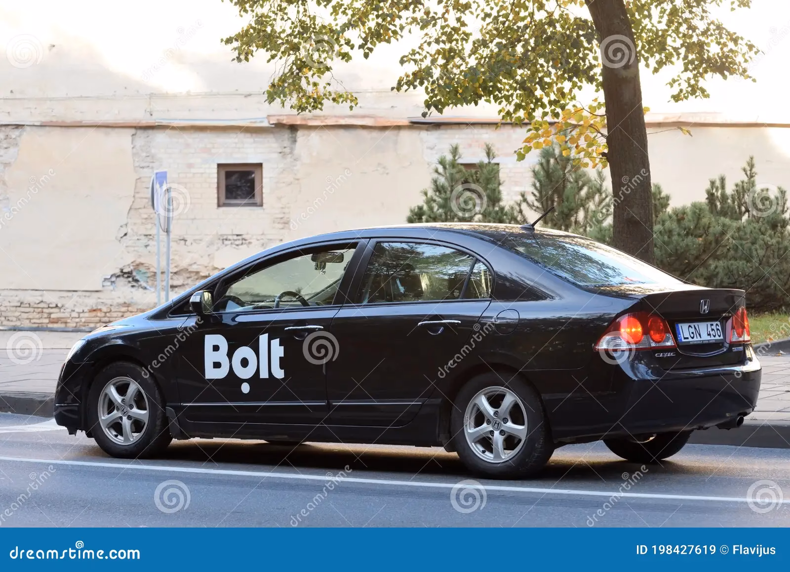 How do I get a ride from Vilnius Airport (VNO)?