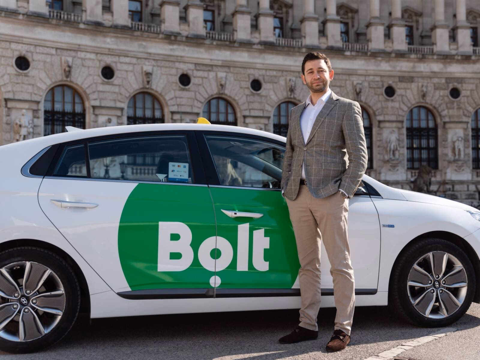 Wie komme ich an die Abholstellen von Vienna Airport?