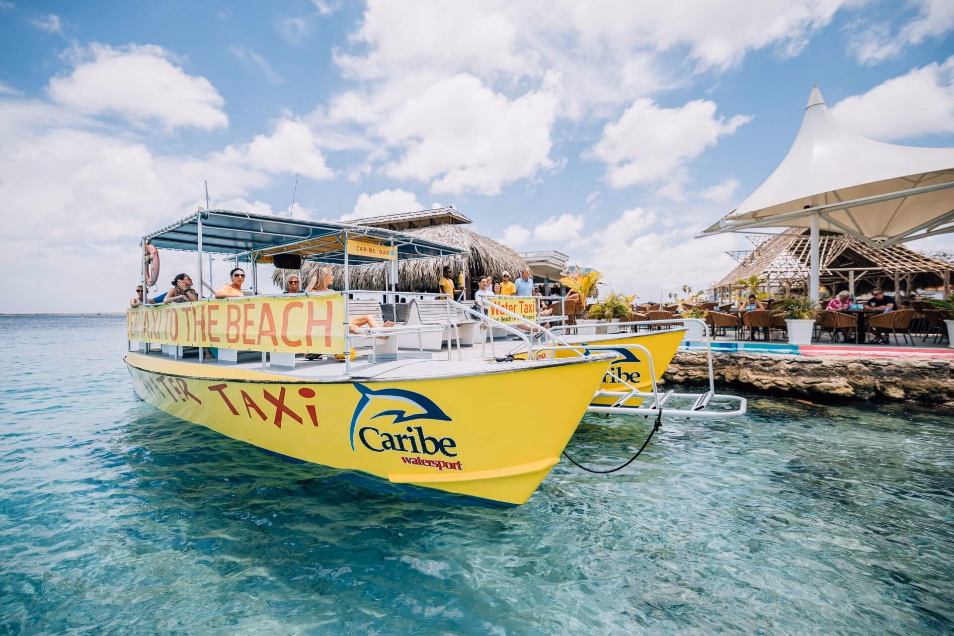 Is hang out beach bar a good place to eat in Bonaire?