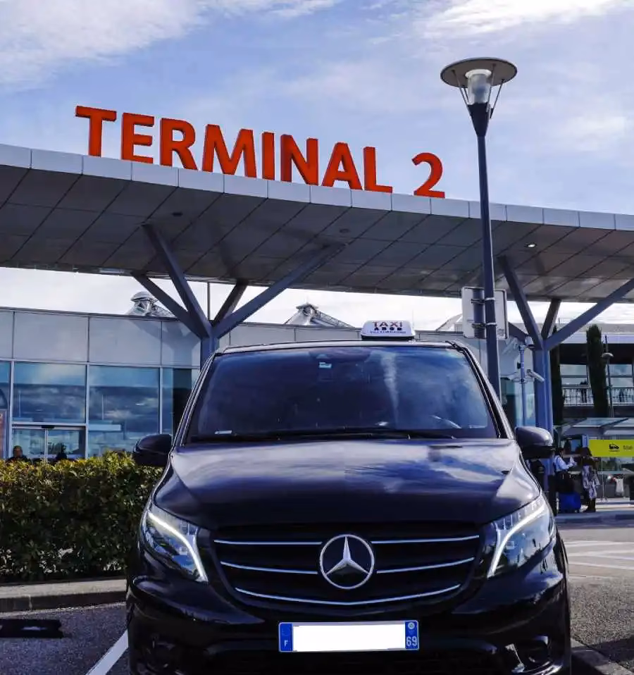 How many taxis are there in Lyon?