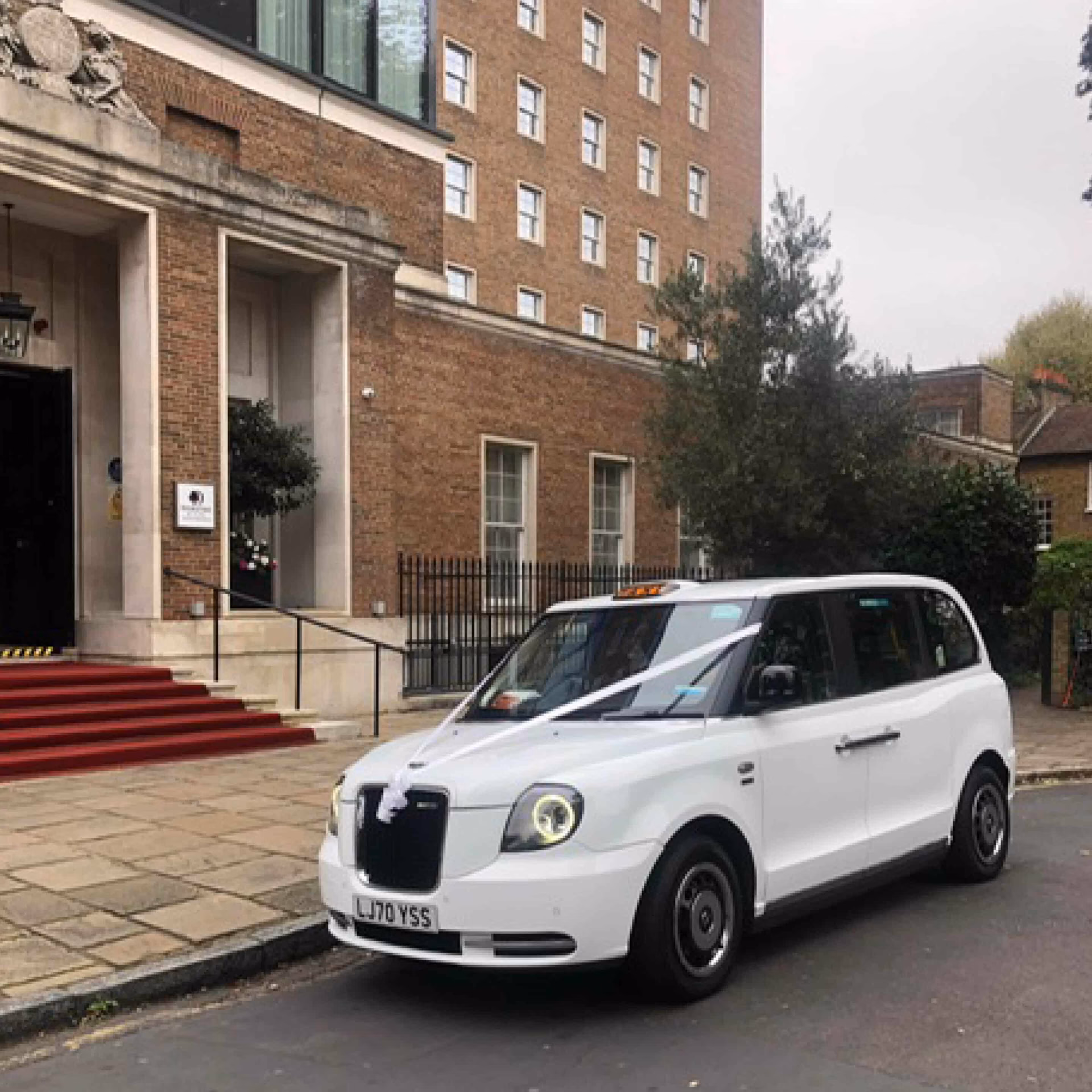 How do I pay for a cab in London?