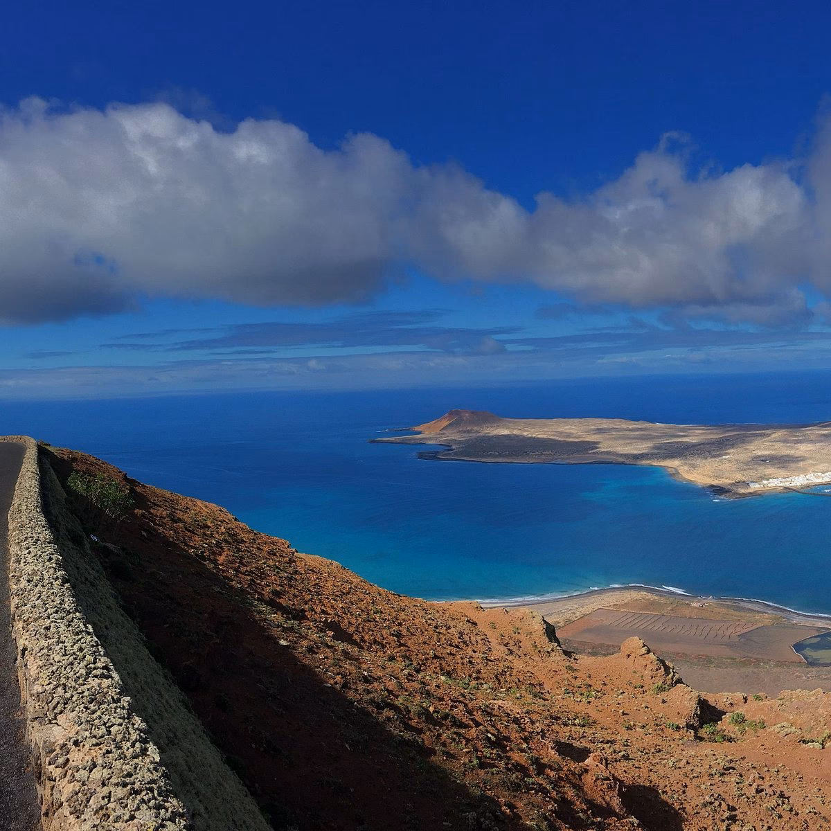 Why should I book my Lanzarote Airport transfer with holidaytaxis?