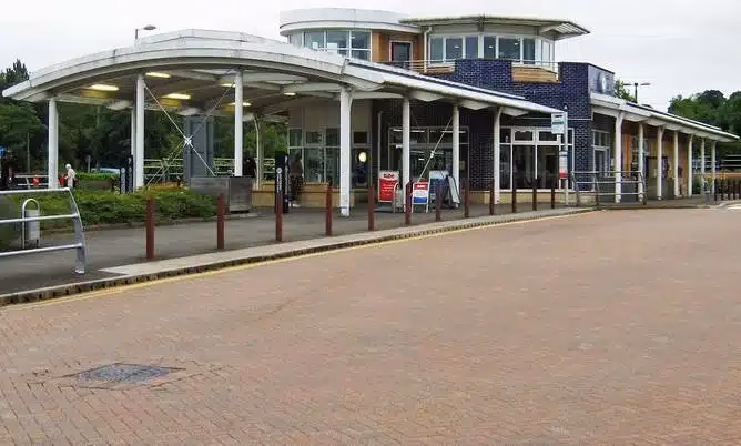 What companies run services between Thornhill Park & Ride & Heathrow?