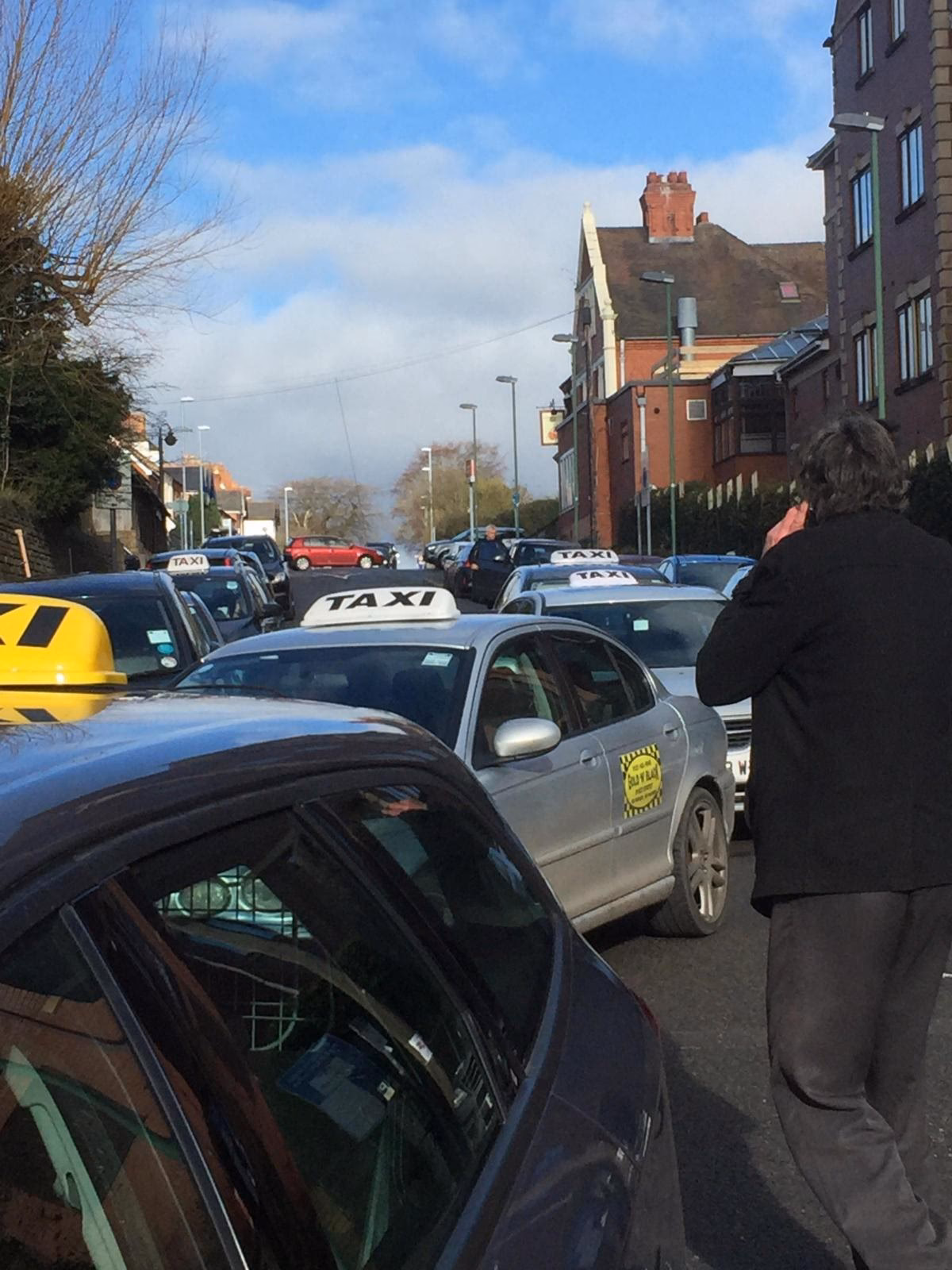 How to get to Bromsgrove railway station (BMV) by bus or train?