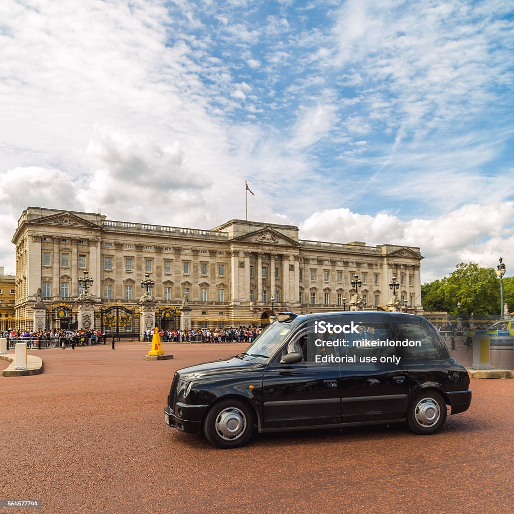 Which buses stop near Buckingham Palace?