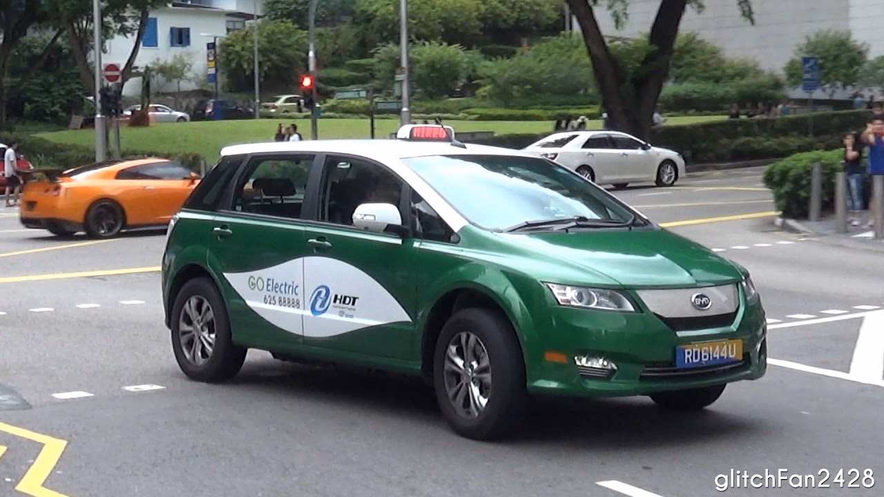 How many e-taxis does BYD have in Singapore?