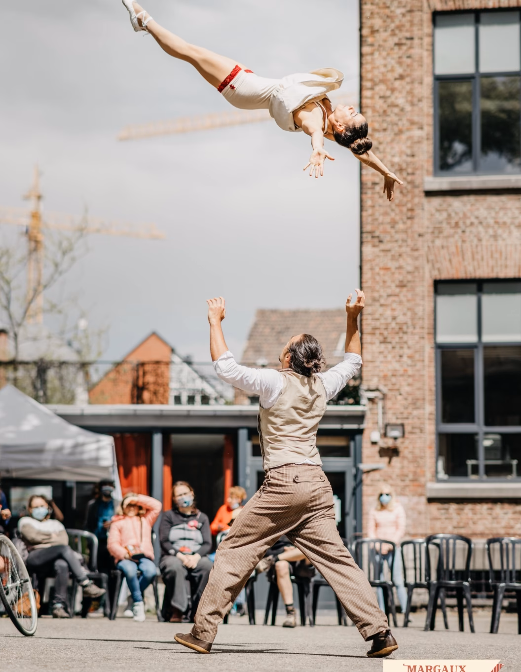 Qui a mis en scène le spectacle 'Julia! au cabaret' ?